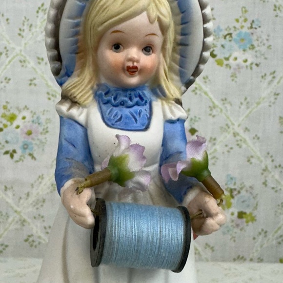 🧵 Adorable Vintage Thread & Scissor Holder Figurine 🪡 - Picture 2 of 8